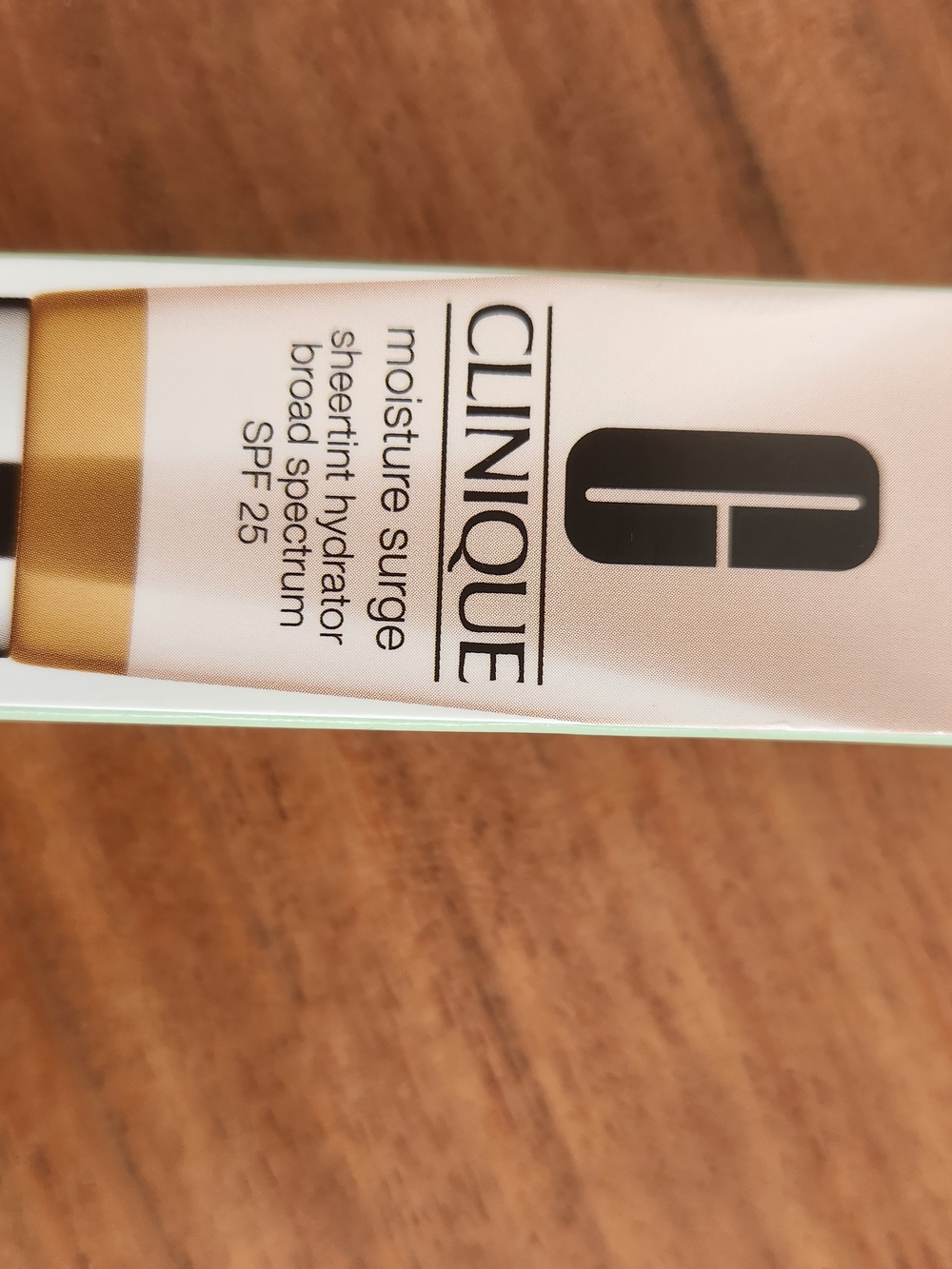 Clinique Moisture Surge Sheertint Hydrator in Universal Medium - Picture 2 of 5